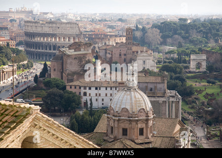 Vista panoramica del Foro Romano e Colosseo, Roma, Italia Foto Stock