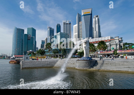 Merlionpark Marina Bay metà sea lion Statua fontana acqua background Raffles Place CBD banca finanziaria centro commerciale Foto Stock