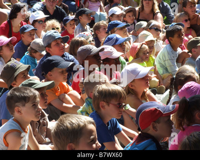 I bambini guardando un punzone e Judy Visualizza Foto Stock