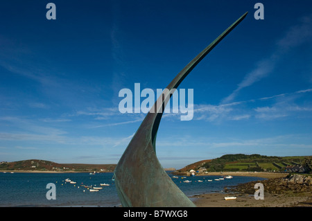 Scultura in bronzo di Tom saltatore, al di fuori del Flying Boat Club. Tresco. Isole Scilly. La Cornovaglia. In Inghilterra. Regno Unito Foto Stock