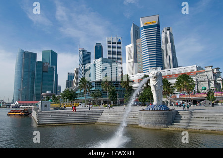 Merlionpark Marina Bay metà sea lion Statua fontana acqua background Raffles Place CBD banca finanziaria centro commerciale Foto Stock