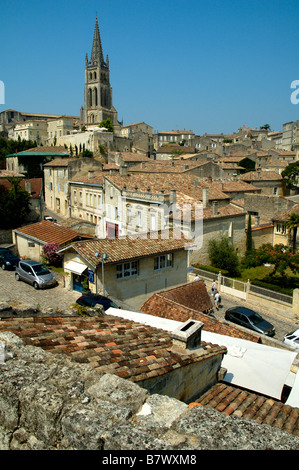 La torre campanaria e tetti Saint-Émilion, Bordeaux, Francia. Foto Stock