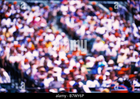 Sfocato folla di spettatori allo stadio Foto Stock