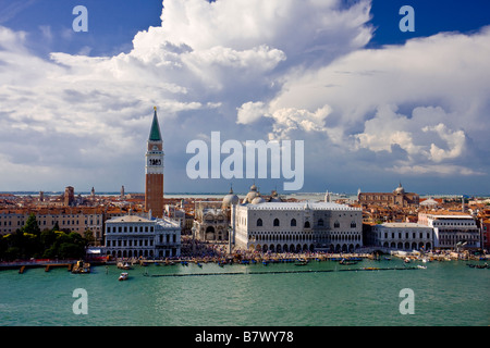 Piazza San Marco con il campanile e il Palazzo Ducale a Venezia Veneto Italia Foto Stock