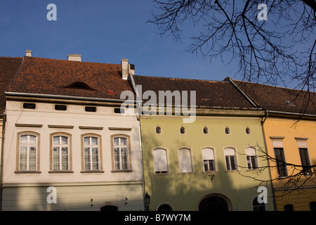 Case coloratissime nel quartiere del castello di Budapest, Ungheria Foto Stock