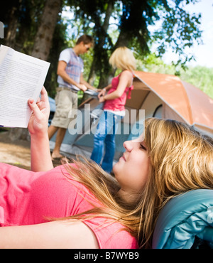 Godendo di camping Foto Stock