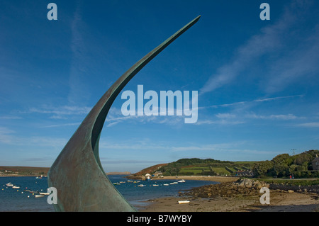 Scultura in bronzo di Tom saltatore, al di fuori del Flying Boat Club. Tresco. Isole Scilly. La Cornovaglia. In Inghilterra. Regno Unito Foto Stock