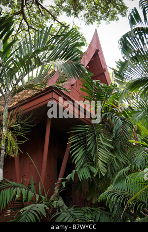 In teak tradizionale casa circondata da un giardino tropicale di Jim Thompson s House Museum nel centro di Bangkok in Thailandia Foto Stock