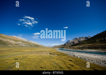 Un fiume che attraversa il plateau tibetano. Foto Stock