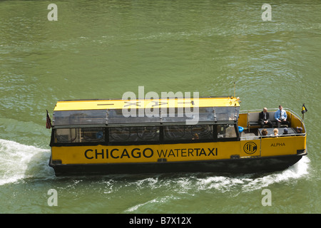 ILLINOIS Chicago i passeggeri a bordo di un taxi d'acqua sul Fiume di Chicago Foto Stock
