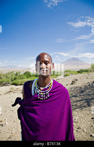 Uomo Masai,' Ol Donyo Lengai visibile in una distanza, Tanzania Africa Foto Stock