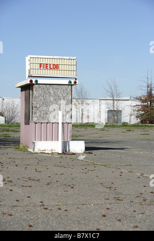 Un vecchio drive in movie ticket booth con un segno bianco per il testo Foto Stock