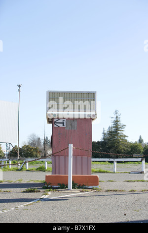 Un vecchio drive in movie ticket booth con un segno bianco per il testo Foto Stock