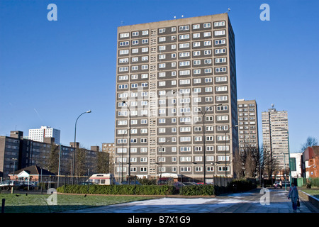 Torre di alloggiamento blocchi e passaggio pedonale Pendleton area di Salford, Greater Manchester, UK. Foto Stock