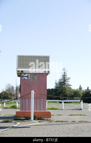 Un vecchio drive in movie ticket booth con un segno bianco per il testo Foto Stock