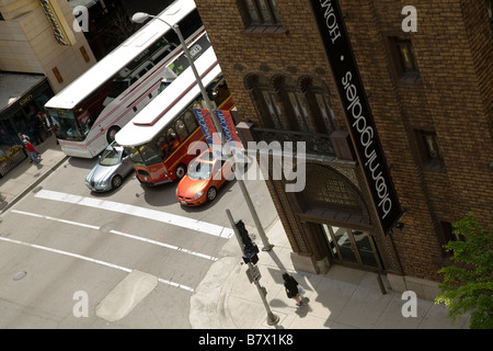 ILLINOIS Chicago esterno della Bloomingdales home arredo negozio in ex Medinah temple il traffico a luce di stop su Ohio Street Foto Stock