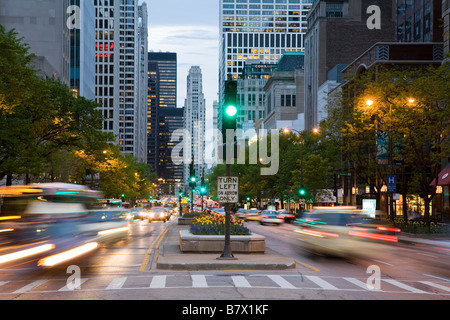 ILLINOIS Chicago segnale di traffico in mediana di Michigan Avenue al crepuscolo di sfocatura di vetture passando a sinistra sul segno di freccia Foto Stock