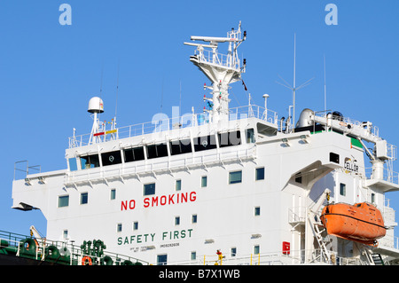 Nave del ponte o della sovrastruttura che mostra il radar electronics scialuppa di salvataggio "vietato fumare" e [La sicurezza prima di tutto i segni] su una petroliera Foto Stock