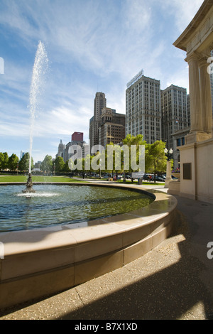 ILLINOIS Chicago Wrigley Square e il Monumento Millenario in Millennium Park peristilio con colonne doriche e fontana Foto Stock