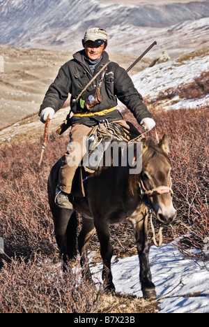 Il mongolo uomo a cavallo Altai Tavan Bogd Parco Nazionale di Mongolia Foto Stock