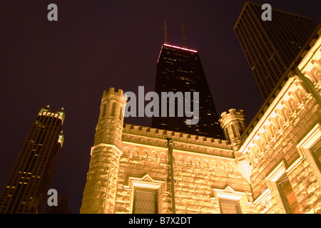 ILLINOIS Chicago Stazione di pompaggio Hancock Building e il Water Tower Place su Michigan Avenue di notte Foto Stock