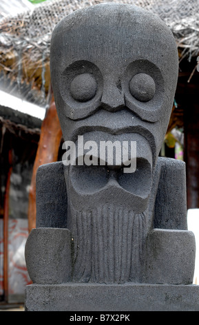 Immagine di un tradizionale Tiki statua a Huahine isola in Polinesia francese Foto Stock