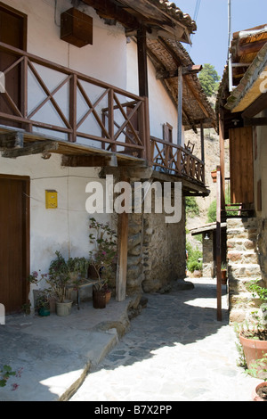 Villaggio di Kakopetria casa bianca con balcone o patio vista monti Troodos, Cipro del Sud Foto Stock