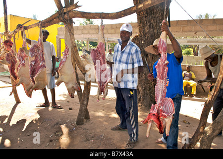 Gli uomini in corrispondenza di un bordo strada norcineria stallo in Mozambico meridionale. Foto Stock