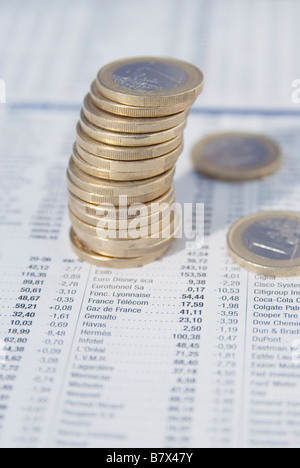 Euro monete impilate su carta finanziaria Foto Stock
