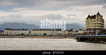 Vista panoramica del Grand Hotel e delle case sul lungomare di South Parade con la spiaggia di North Shore e Ormes Bay, Llandudno in primo piano. Foto Stock