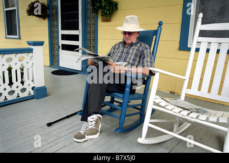 Lettura del giornale locale, Cape May, New Jersey, STATI UNITI D'AMERICA Foto Stock