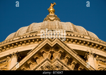 Close-up vista astratta di un dettaglio e la cupola della cattedrale di St Paul visto dal lato sud. Gen 2009. Foto Stock