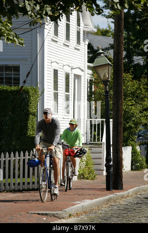 I ciclisti, Nord Water Street, Città di Nantucket, Massachusetts, STATI UNITI D'AMERICA Foto Stock