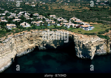 Una veduta aerea di ville di lusso rivestimento cliff-tops in Algarve, Portogallo meridionale. Foto Stock