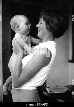 Julie Andrews, moglie di Tony Walton, detiene la loro figlia Emma Kate Foto Stock