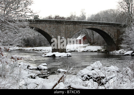 Potarch ponte sopra il fiume Dee vicino a Banchory in Aberdeenshire, Scozia, visto coperto di neve durante il periodo invernale Foto Stock