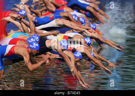 Una vista generale di nuotare inizio Agosto 19 2008 Triathlon durante la mens Triathlon finale al Triathlon Venue il giorno 11 dei Giochi Olimpici di Pechino il 19 agosto 2008 a Pechino Cina Foto di Daiju Kitamura AFLO SPORT 1045 Foto Stock