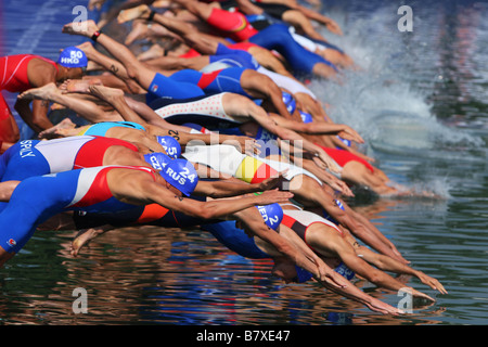 Una vista generale di nuotare inizio Agosto 19 2008 Triathlon durante la mens Triathlon finale al Triathlon Venue il giorno 11 dei Giochi Olimpici di Pechino il 19 agosto 2008 a Pechino Cina Foto di Daiju Kitamura AFLO SPORT 1045 Foto Stock