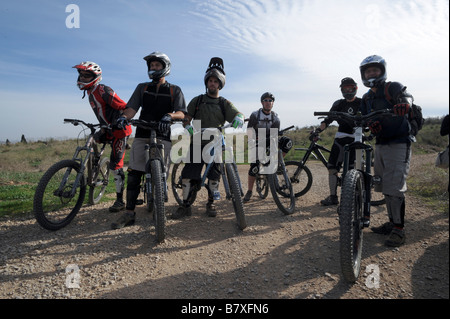 Gli amanti della mountain bike in una pista sterrata evento Foto Stock