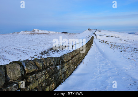Vista invernale della coperta di neve del Vallo di Adriano guardando ad est verso Sewingshields balze Foto Stock