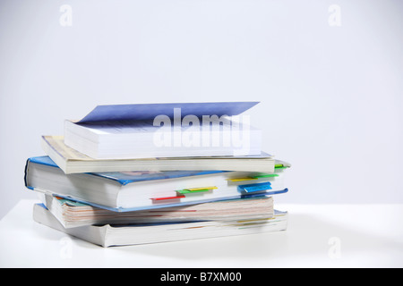 Una pila di libri di testo su una scrivania Foto Stock