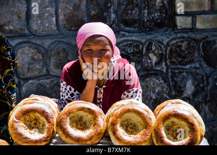 Persone del Kirghizistan nel mercato Osh Kirghizistan Foto Stock