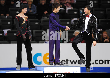 L a R Johnny Weir USA Takahiko Kozuka JPN Evan Lysacek USA 25 ottobre 2008 di Pattinaggio di Figura ISU Grand Prix di Pattinaggio di Figura 200 Foto Stock