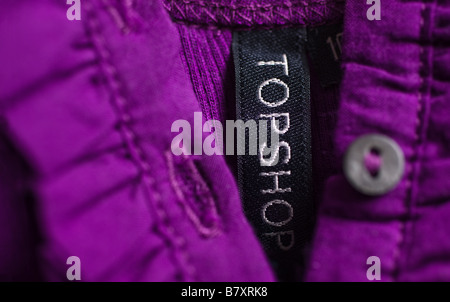 Un viola Topshop indumento che mostra l'etichetta topshop Foto Stock