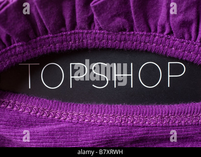 Un viola Topshop indumento che mostra l'etichetta topshop Foto Stock