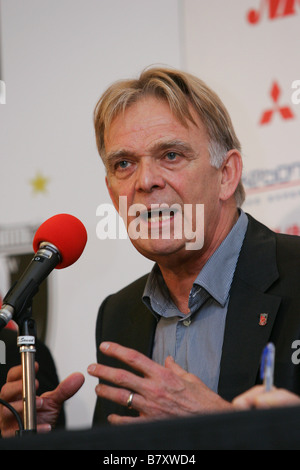 Volker Finke rossi 16 dicembre 2008 Football Urawa Red Daiamonds nuovo allenatore Volker Finke assiste ad una conferenza stampa a Saitama Stadium di Saitama Giappone Foto di AFLO 2325 Foto Stock