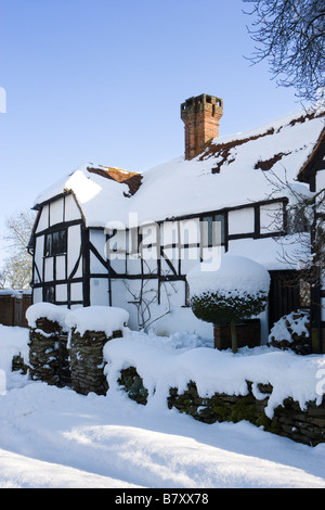 Cottage in inverno. Inviare, Surrey, Regno Unito. Foto Stock