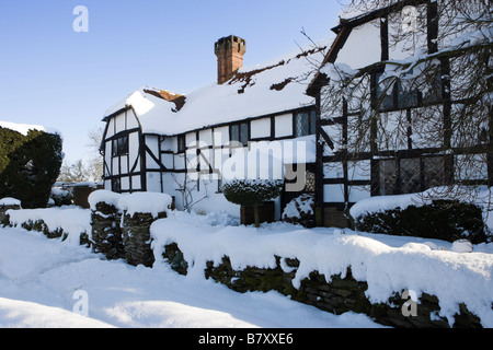 Cottage in inverno. Inviare, Surrey, Regno Unito. Foto Stock