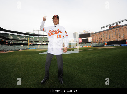 Koji Uehara Orioles gennaio 14 2009 MLB Nuovo Baltimore Orioles pitcher Koji Uehara assiste una nuova firma di presentazione a Rigogolo Park a Camden Yards in Baltimore MD USA FOTO DI AFLO 2324 Foto Stock