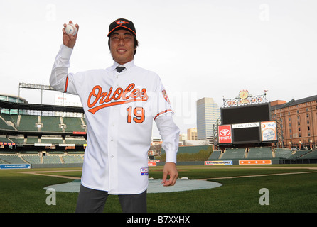 Koji Uehara Orioles gennaio 14 2009 MLB Nuovo Baltimore Orioles pitcher Koji Uehara assiste una nuova firma di presentazione a Rigogolo Park a Camden Yards in Baltimore MD USA FOTO DI AFLO 2324 Foto Stock